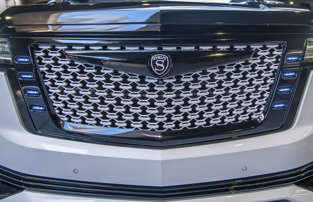 STRUT__LIFE's tweet image. Bold and unapologetic, our custom STRUT grille is the ultimate show-stopper. 💥

#STRUT #STRUTcollection #STRUTlife #STRUTgrille #innovation #design #productsforgood #bebold #lifestyle #experiences #relationships #workhard #liveplaygive #escalade #twotone #grille