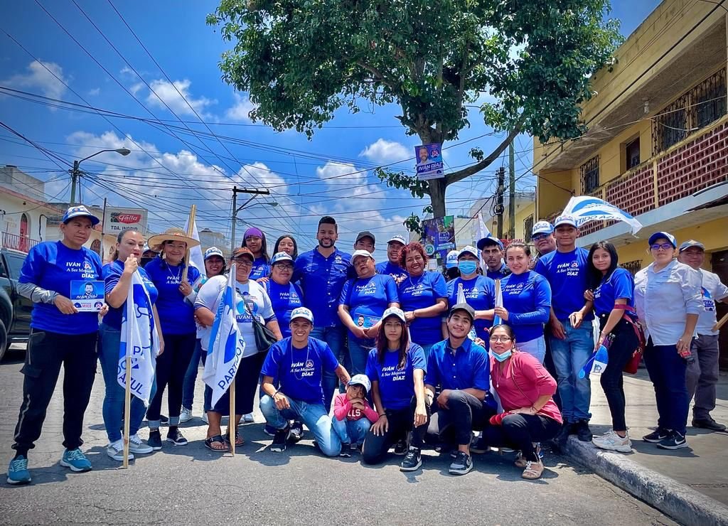 IvanDiazMixco's tweet photo. Iniciando caminata en zona 6 de Mixco con el equipo #AZUL #IvánasermejoresDíaz #Mixcoesazul #ElMilagro https://t.co/9cO7QUUlTw