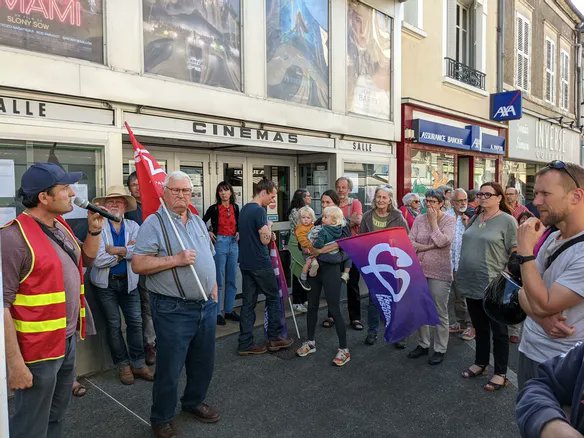 leberry_fr's tweet photo. Une soixantaine de personnes mobilisées à Saint-Amand-Montrond contre "l'attaque aux libertés", après un tract de l'extrême-droite
https://t.co/QeQwYmc6A1 https://t.co/qeQDULmIAF