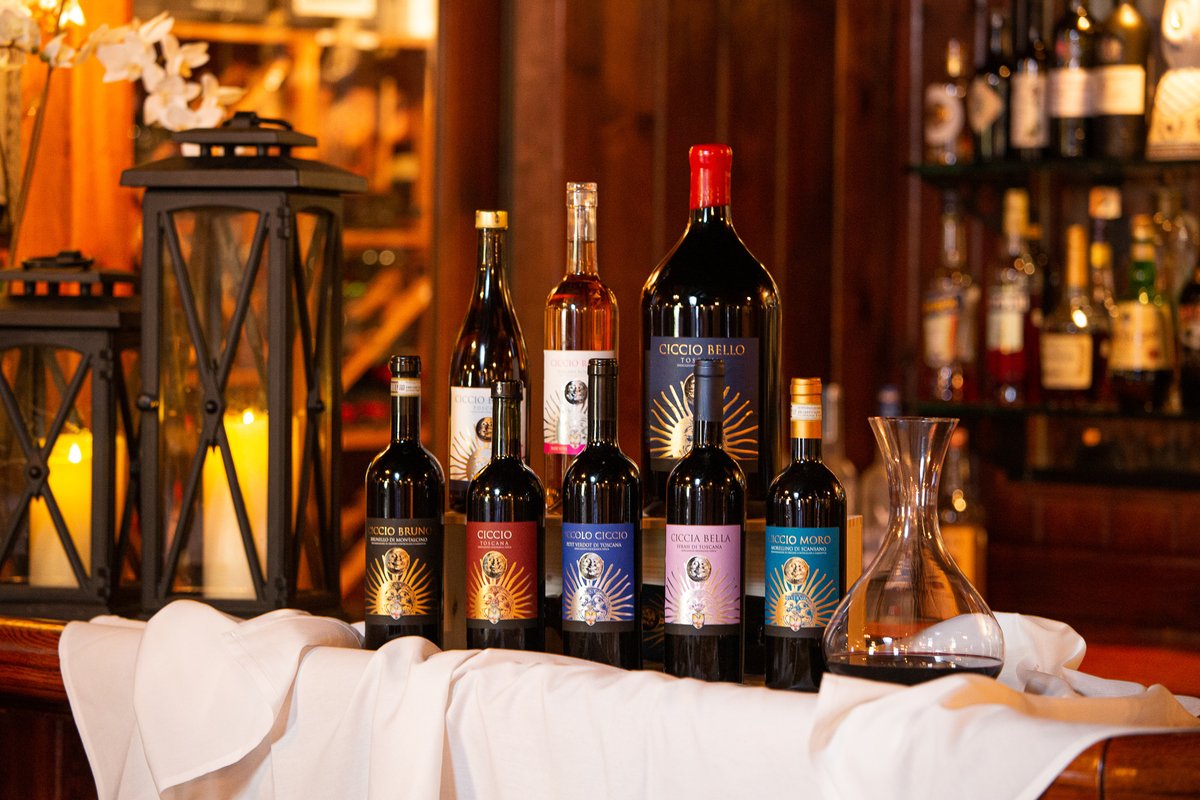 Join us for a glass of your favorite wine in celebration of #NationalWineDay today! 🍷
#cheers #celebration #supportlocalbusiness #foodandwine #virginiafoodies #visitalx #zagat #saveur #huffposttaste #italiancuisine #onlineordering