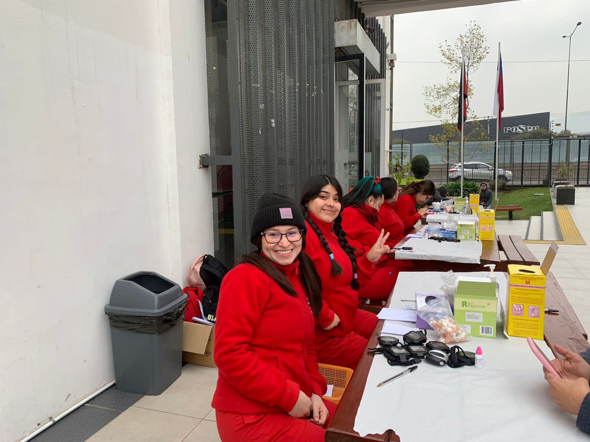 SeremiSaludRM's tweet photo. Nos encontramos en el Instituto AIEP SEDE Vespucio Norte, realizando toma de test rápido de #VIH, entre las 12 y las 16hrs. Con el apoyo de voluntarios (as) de la Escuela de Obstetricia de Universidad Andrés Bello. #CRIAPS #HAZTEELTEST https://t.co/bOzxZHZRaP