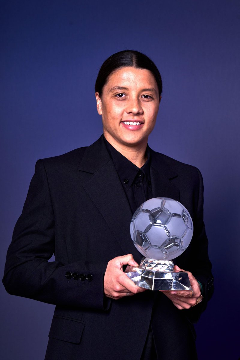 Congratulations, @samkerr1!

Presented with the Women’s Footballer of the Year award by @theofficialfwa 👏

@ChelseaFCW 🔵