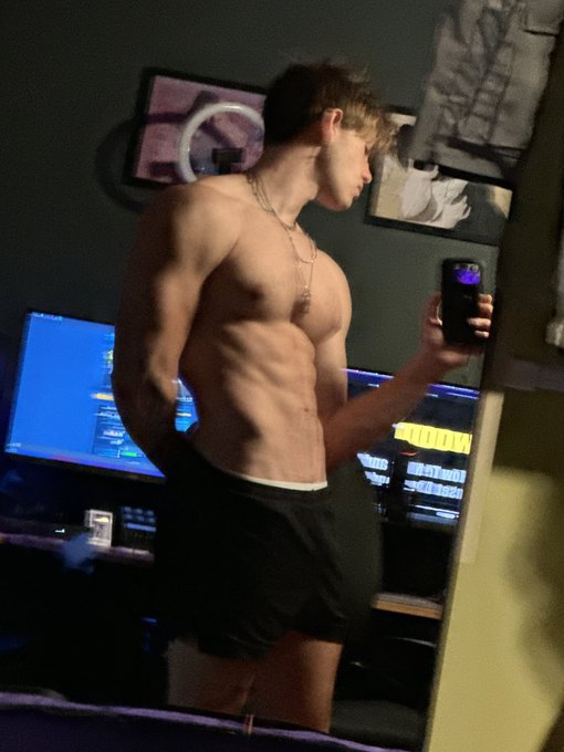 Twitter girls have so much drama what the&hellip; I just post my lewds and log out LOL https://t.co/uW5CTw0