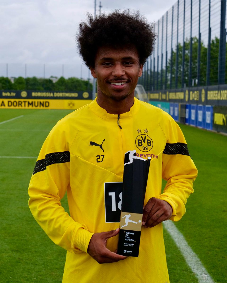 #Karim Adeyemi  avec son #trophée de meilleur Jeune de la saison en #Bundesliga 🇩🇪