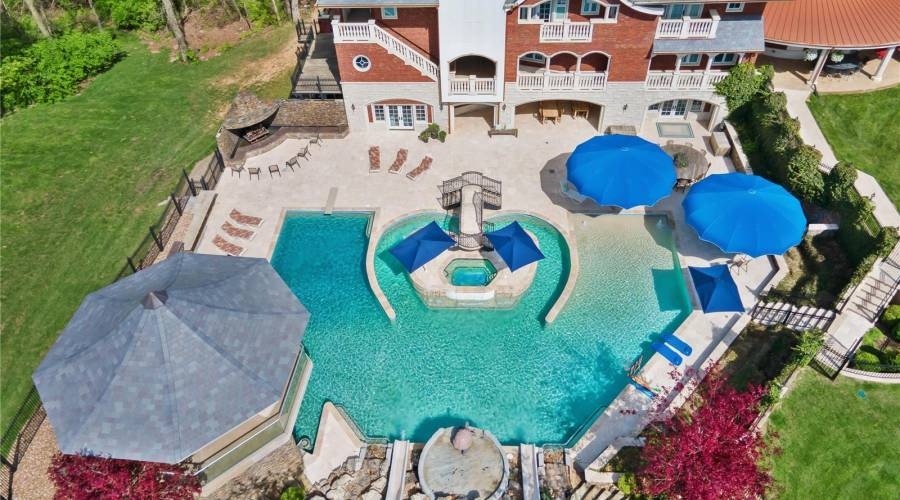 uniquehomeslux's tweet image. This home will change your world &amp;amp; check all of your boxes! Embrace over 20,000 sqft of #Luxury Meant to be Lived In built to suit #multigenerational #families w/ room for all.

-#Wentzville #Missouri
-7 Beds
-20,550 Sqft

By Chad Matlick | (314)280-1234 | bit.ly/3BE2pZH