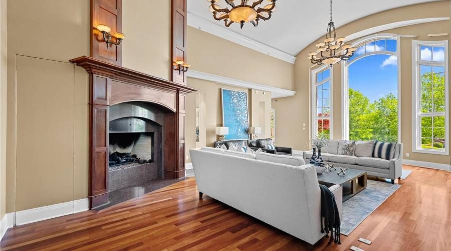 uniquehomeslux's tweet image. This home will change your world &amp;amp; check all of your boxes! Embrace over 20,000 sqft of #Luxury Meant to be Lived In built to suit #multigenerational #families w/ room for all.

-#Wentzville #Missouri
-7 Beds
-20,550 Sqft

By Chad Matlick | (314)280-1234 | bit.ly/3BE2pZH