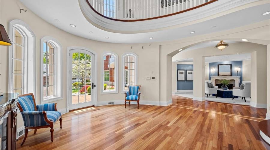 uniquehomeslux's tweet image. This home will change your world &amp;amp; check all of your boxes! Embrace over 20,000 sqft of #Luxury Meant to be Lived In built to suit #multigenerational #families w/ room for all.

-#Wentzville #Missouri
-7 Beds
-20,550 Sqft

By Chad Matlick | (314)280-1234 | bit.ly/3BE2pZH