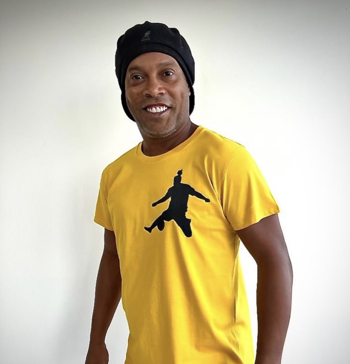 futebol_info's tweet photo. Vi em algum debate que não lembro agora e penso nisso até hoje: a pessoa viva mais famosa do mundo é RONALDINHO GAÚCHO.

Te desafio a conhecer uma pessoa que não saiba quem é o dentuço.

📸 Reprodução https://t.co/BQZQxSoyKp