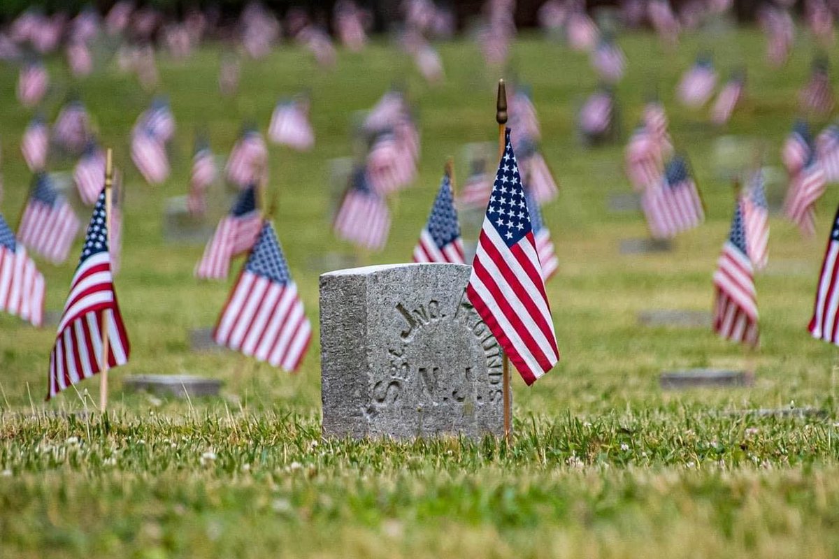 PicsCousin's tweet photo. Getting ready for Memorial Day 🇺🇸 #memorialday #🇺🇸 #fredericksburgnationalcemetery #flagsin #fredericksburgva #Virginia https://t.co/v0ZUMciESr