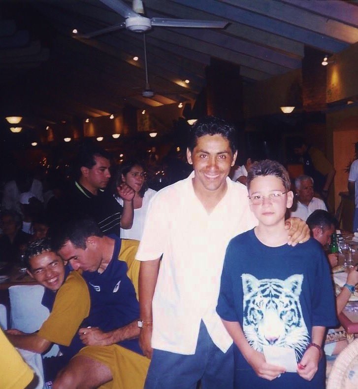 RMunoz8E's tweet photo. Pues no traía mi jersey, pero son las más oldies que tengo. Con un par de leyendas del fútbol mundial, @hugosanchez_9 y @JorgeCamposOf_ https://t.co/gHxcW3pxwo
