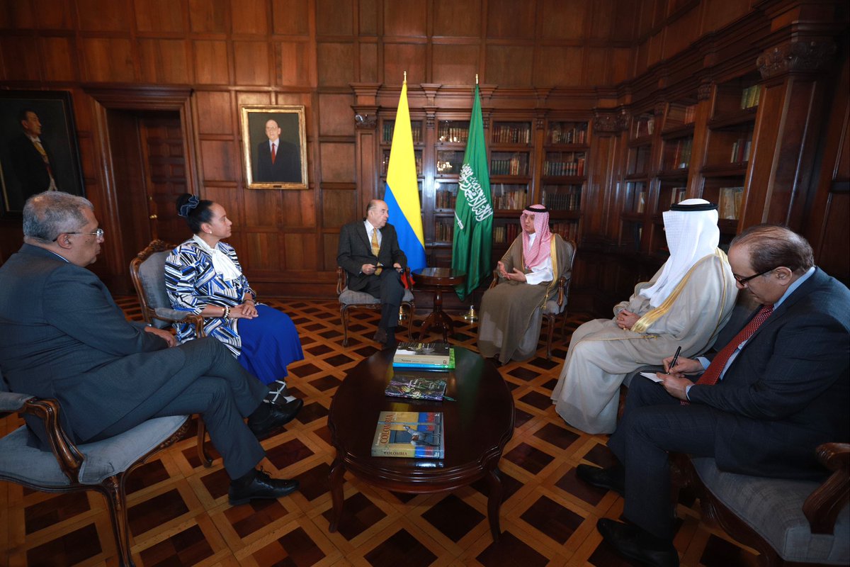 KSAMOFA's tweet photo. #بوغوتا | معالي وزير الدولة للشؤون الخارجية عضو مجلس الوزراء ومبعوث شؤون المناخ #عادل_الجبير @AdelAljubeir يلتقي معالي وزير خارجية جمهورية كولومبيا ألفارو ليفا دوران، وذلك خلال زيارة معاليه لجمهورية كولومبيا https://t.co/2LqrGrupow