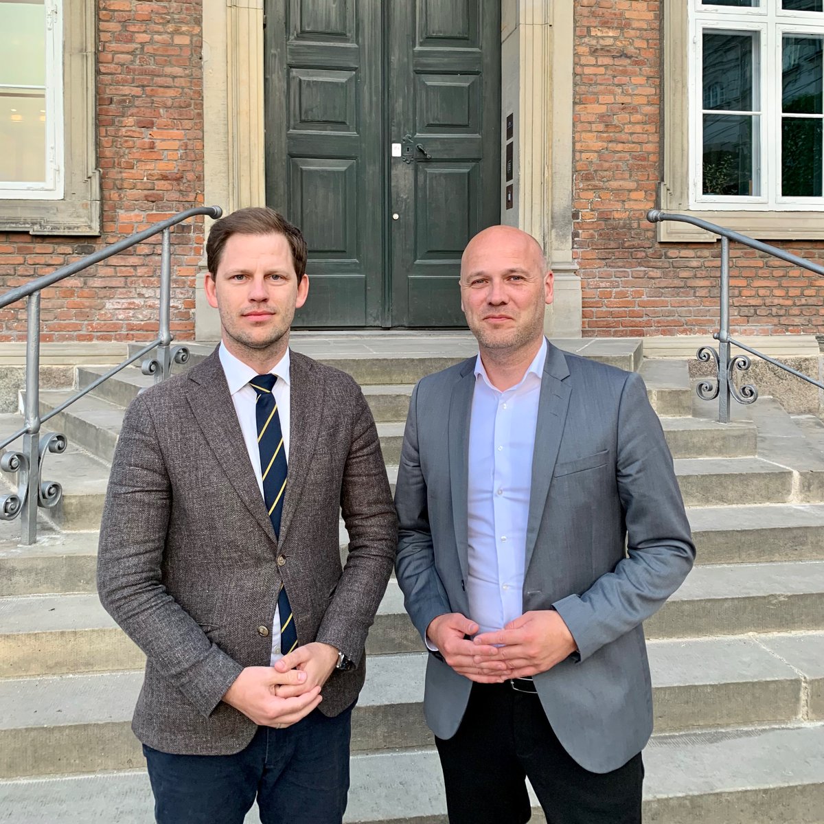 Anders Kühnau og Mads Duedahl ved økonomiforhandlinger 2024:
➡️Regeringen bør genoverveje, hvorfor regionerne skal spare lige så meget på administration som kommunerne. Regionerne bruger langt mindre, det vil ramme patienterne.
Se Altinget:
altinget.dk/sundhed/artike… #sundpol #dkpol