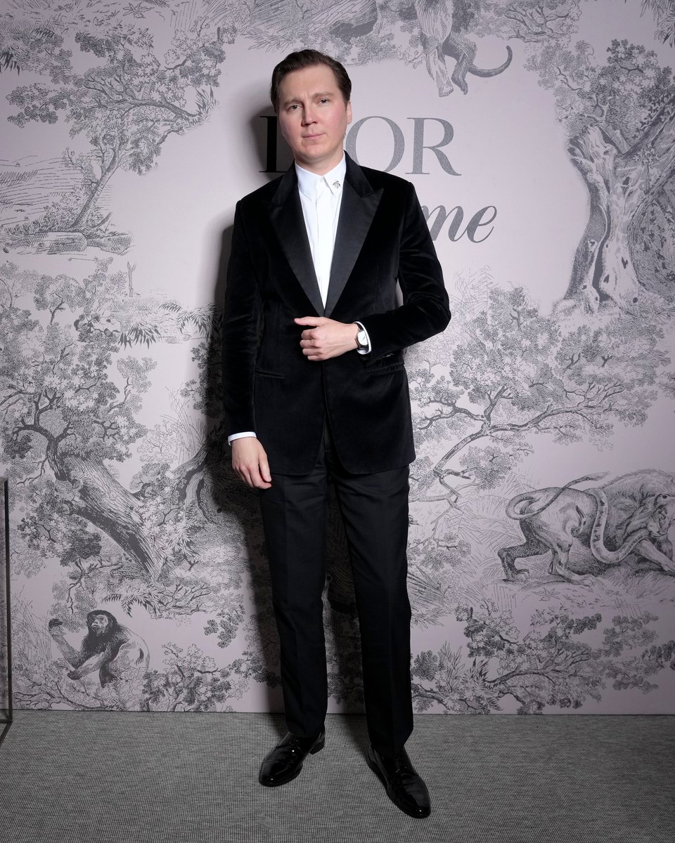 Posing for pictures at the Dior x @MadameFigaro x @MoetChandon dinner at the @Festival_Cannes 2023, House friends Boyd Holbrook and Paul Dano blended in with the #StarsinDior crowd in Dior men's looks by Kim Jones.
#DiorCannes #Cannes2023