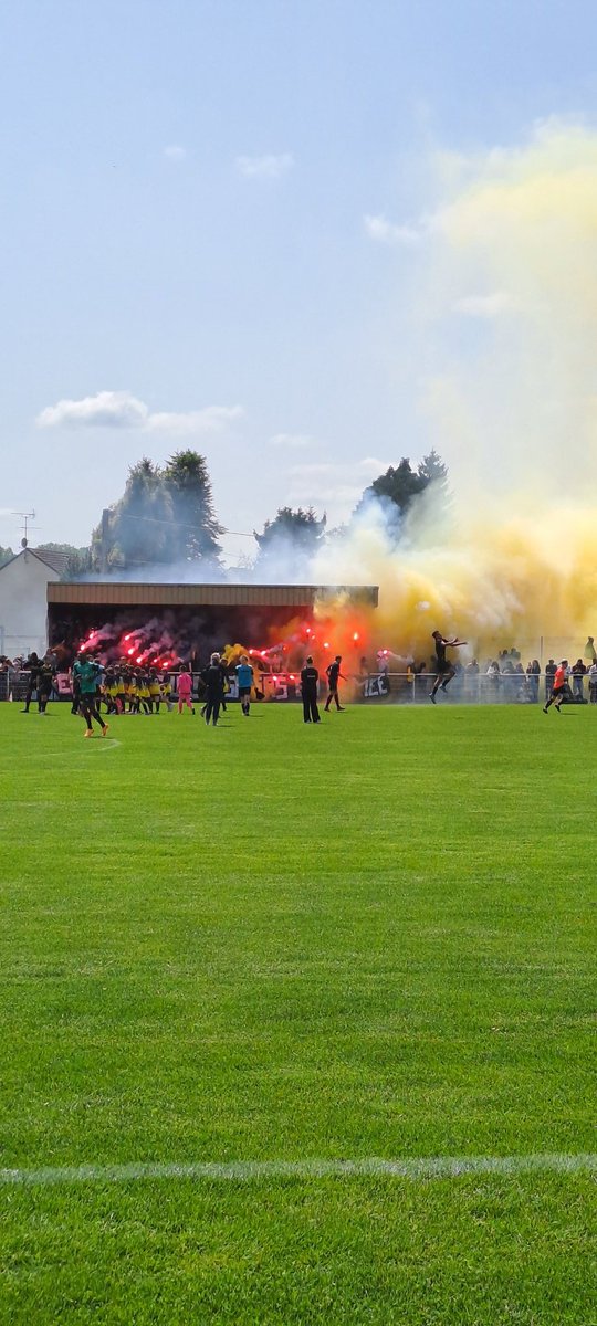 IramisGroundHop's tweet photo. ⚽️ US Gasny (R3) 0-2 US Alençonnaise (N3)
🏟  Stade Roger Desmyttere 
🏆 1/8éme de finale de coupe de Normandie 
🎟 0€
▶️ 127ème match, 82ème stade

Une ambiance de folie, 3 craquages, le tout au milieu des champs, comment passer un meilleur jour férié? 

#GroundHopping https://t.co/T5CCbiyKPA