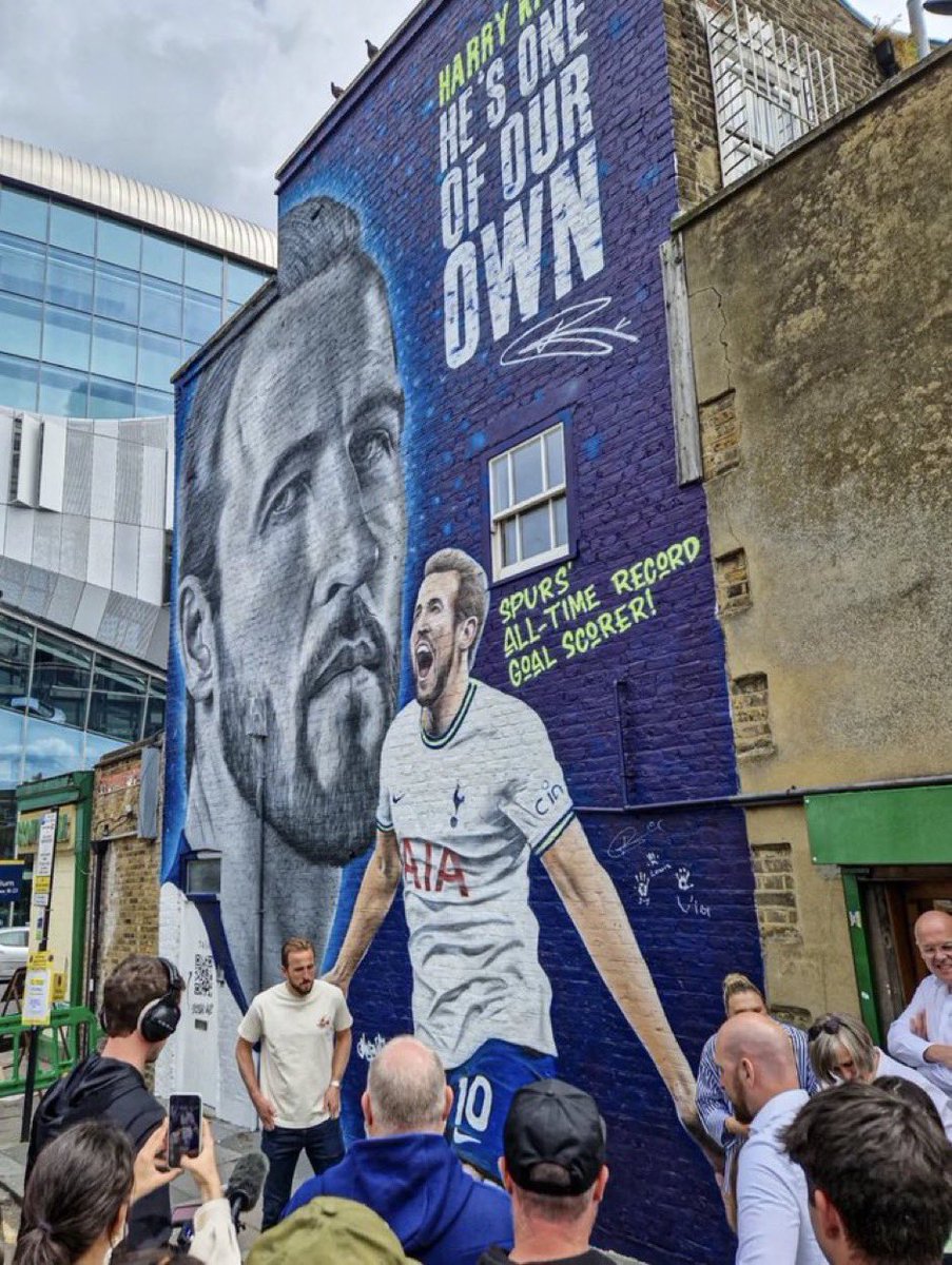 📸Harry Kane visiting his mural 💙
