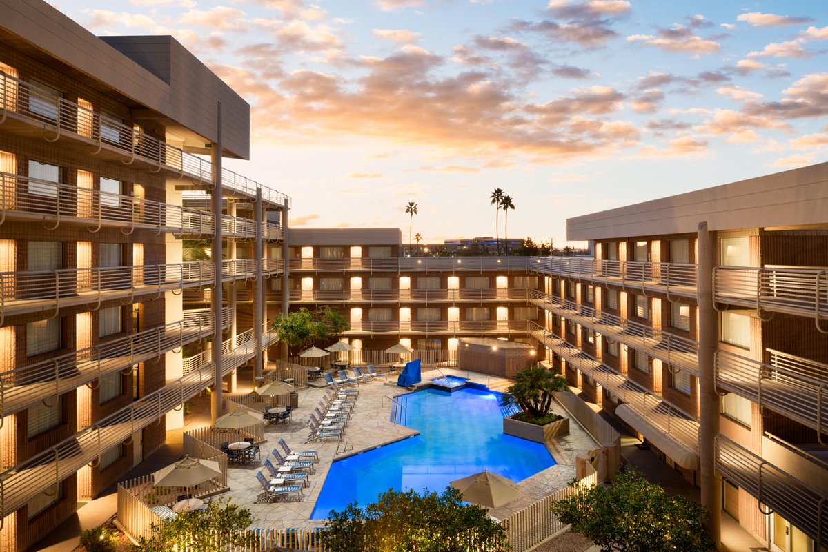 DoubletreePhx's tweet photo. Discover DoubleTree Suites Phoenix! 🌵 Our location puts you just steps away from incredible activities. From hiking picturesque trails to exploring museums, there's something for everyone here. Don't miss out on the adventure! #DoubleTreePhoenix #ExplorePhoenix #DesertEscape https://t.co/Xwzrlk7jkB