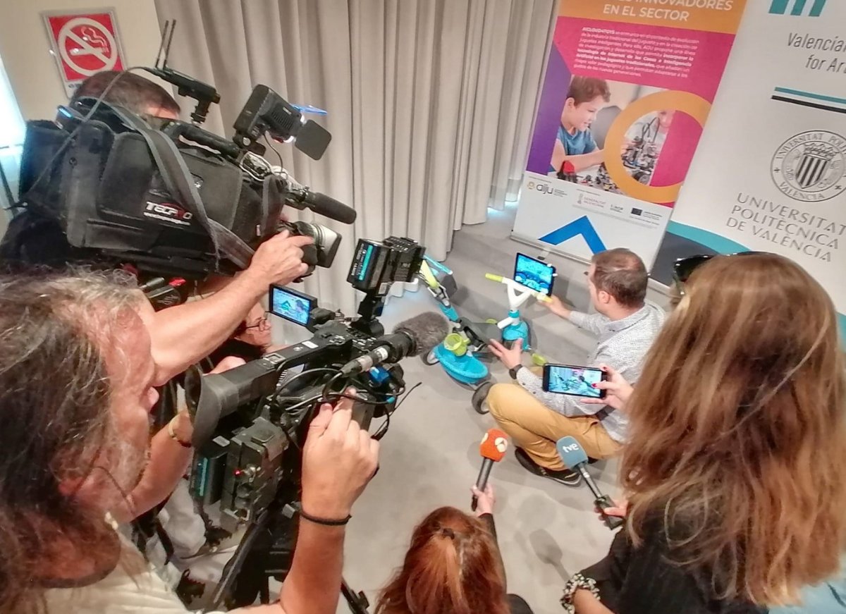 AIJU_Tecnologi's tweet photo. Los medios de comunicación 📺 📻🗞️ no quisieron perderse ayer el encuentro que ha puesto de manifiesto cómo la #InteligenciaArtificial supone un papel transformador para las empresas de diferentes sectores como el #plástico, el #juguete, el #turismo o la #salud, entre otros https://t.co/VbbbmJIxvn