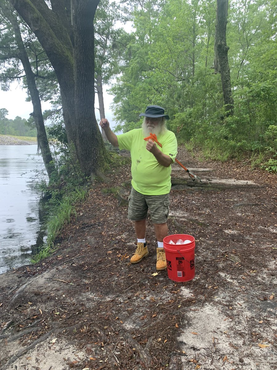 BeautifulBerk's tweet photo. Three volunteers picked up 6 bags of litter at West Dike Boat Landing before the storm arrived!  #volunteer #cleanup #adoptalanding #keepberkeleybeautiful https://t.co/Lqd1BwxXC3
