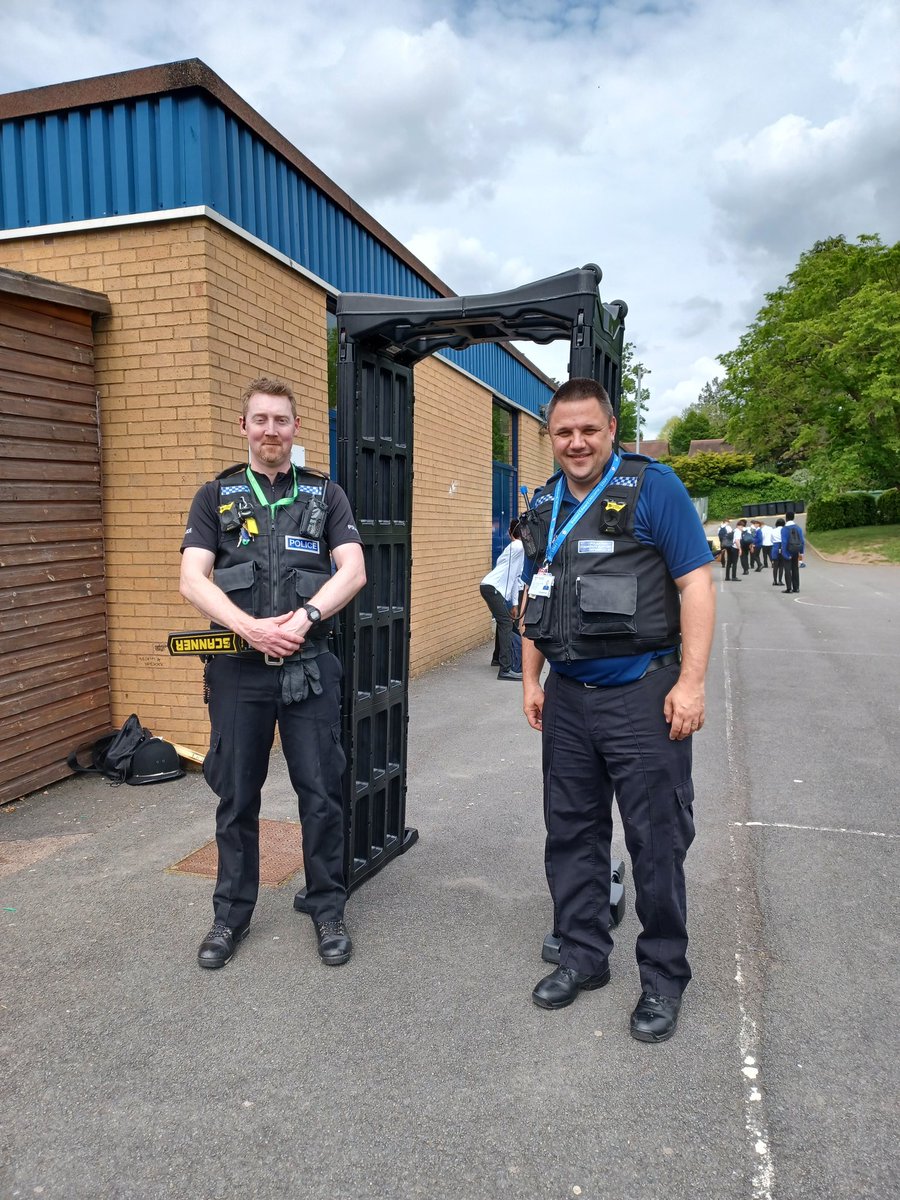 SWorSaferSchool's tweet photo. Pc Slaymakwr and Pcso Sweatman Educating students around Knife Crime @EdwardOldcorne during lunch time. https://t.co/Kk7NORna2N