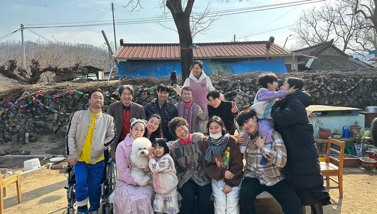 loverdramas's tweet photo. 나쁜엄마 조우리 사람들 단체사진 🐷💗 https://t.co/fcBDftyctP