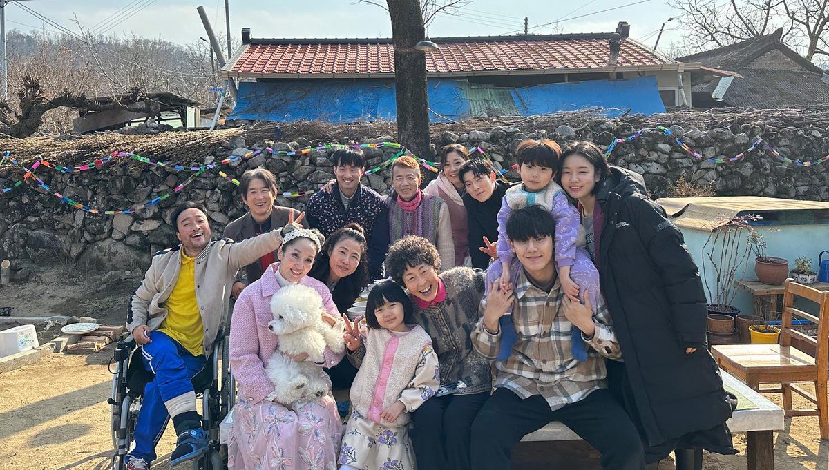 loverdramas's tweet photo. 나쁜엄마 조우리 사람들 단체사진 🐷💗 https://t.co/fcBDftyctP