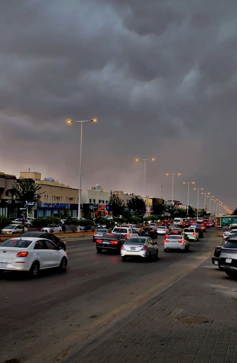 #امطار_الرياض_الان

♡ 
أمطرت ديرتي وتحلَت بـ الجمال ..
ريحة مطر و غيُم جمّل سماها ..
♡