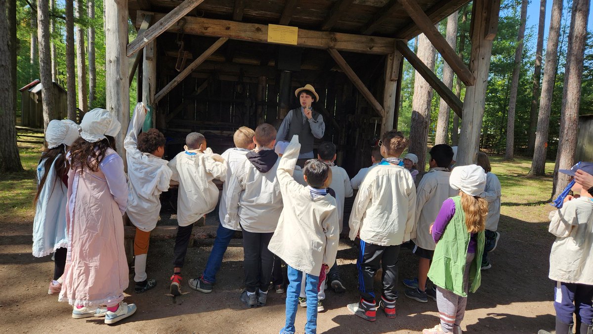 aperiddall's tweet image. At Simcoe County Museum with our grade 3 @mapleviewhtshu1 #Pioneers #learningatitsbest