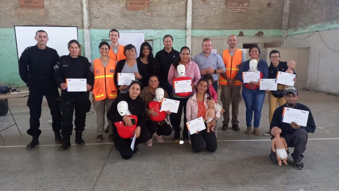 📌 Cacique Ariacaiquín
↪️ El programa "Primeros Respondientes Básicos" llego a la localidad realizando una capacitación de RCP y la utilización del DEA dirigida a toda la comunidad.
Estuvieron presentes el Director Zona Norte <a href="/NicollierJorge/">Jorge Nicollier</a> y la Pte. Comunal Carolina Gómez.