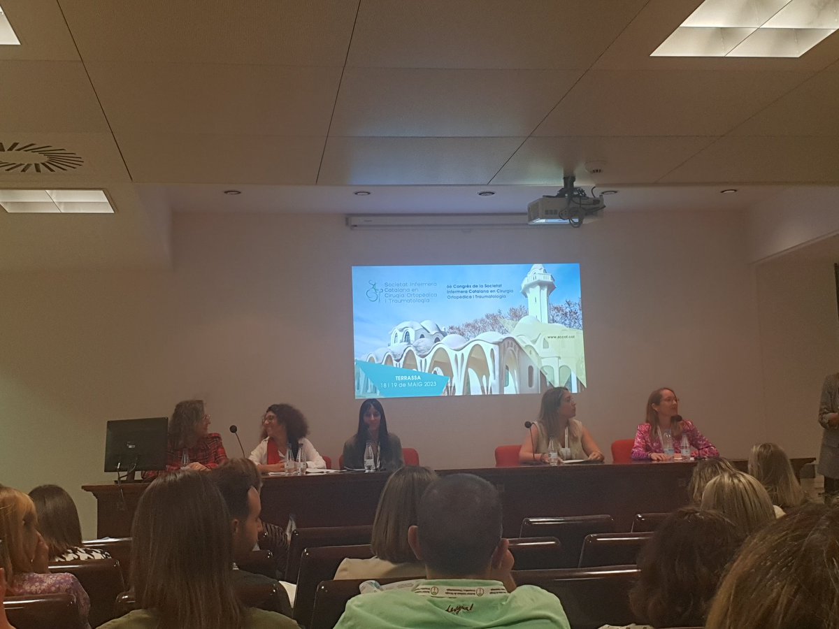 Comencem 1a  taula de comunicacions! Gràcies a totes les ponents👏👏👏