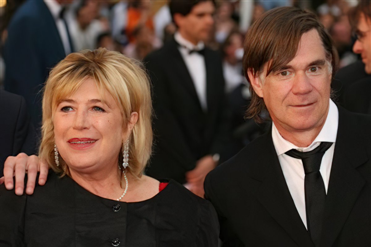 🎬 On this day in 2006, the premiere of 'Paris, je t'aime' took place, featuring Marianne Faithfull! 🌟 Check out this photo of Marianne and director Gus Van Sant arriving for the screening at Cannes. 📸 AP PHOTO/LAURENT EMMANUEL
