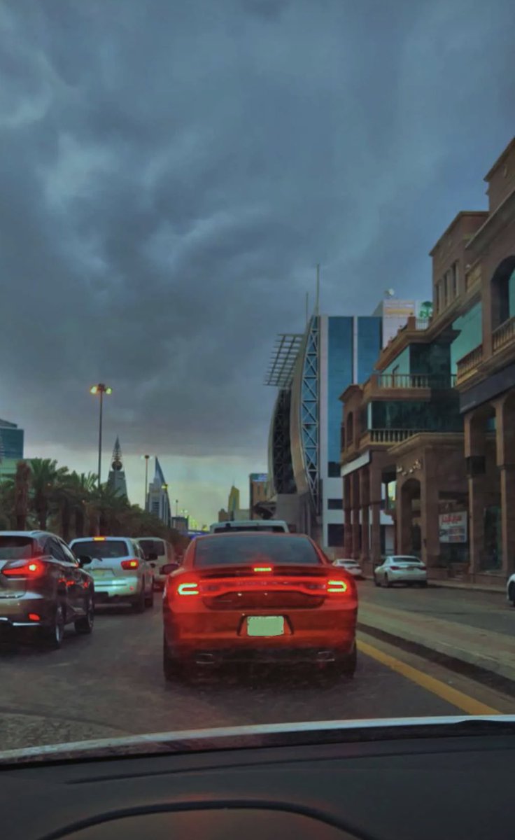 #امطار_الرياض_الان

*

عسى المطر اللي من الغيم همّال
 يروي قبور اللي عن الارض غابوا .