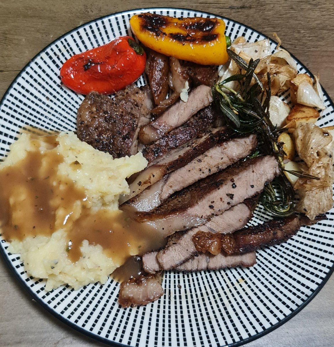 theultraimam's tweet photo. Steak, lamb chop dan apa-apa yang seangkatan dengannya tak perlu pada kuah selambak meleleh banjir, sebab kau nak makan daging tu, bukan kuahnya.

Kalau nak kuah banjir baik kau makan kari kambing dekat kedai nasi kandar. https://t.co/DHwfK3Lf75
