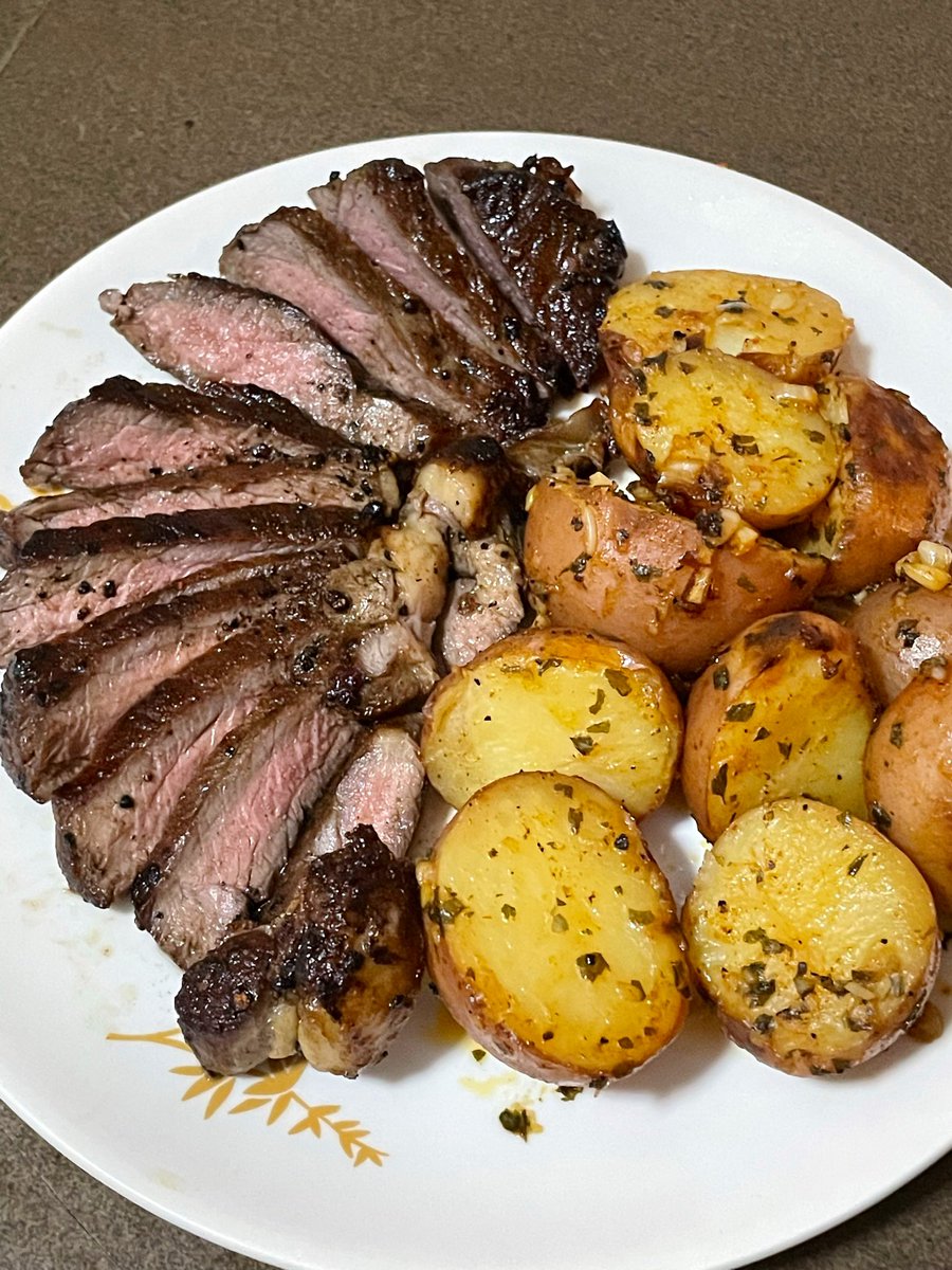 theultraimam's tweet photo. Steak, lamb chop dan apa-apa yang seangkatan dengannya tak perlu pada kuah selambak meleleh banjir, sebab kau nak makan daging tu, bukan kuahnya.

Kalau nak kuah banjir baik kau makan kari kambing dekat kedai nasi kandar. https://t.co/DHwfK3Lf75