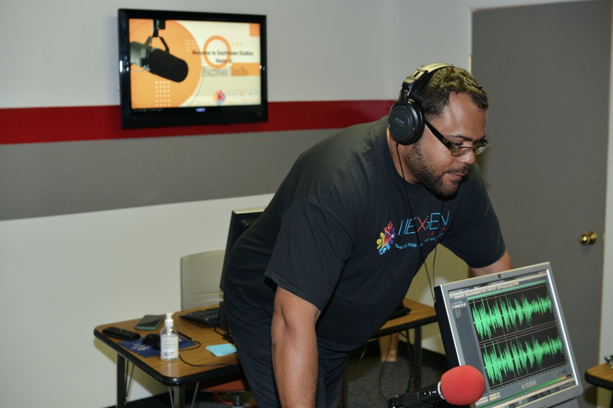 Our Radio and Podcasting cohorts learn editing and recording skills from our resident expert, Lee Stephens! 

#nexgenmediagr #grandrapidsstudents #studentprogram