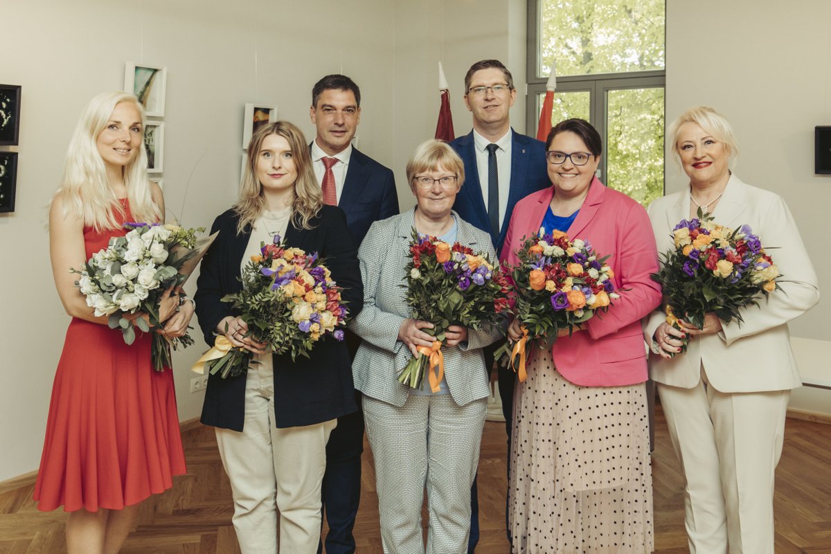 liepajalv's tweet photo. Lai sekmētu zinātniskās pētniecības attīstību, kā arī Liepājai un Latvijai aktuālu inovatīvu risinājumu radīšanu 18. maijā par izcilu pētniecisko darbību Liepājā jau 12. reizi pasniegta Liepājas valstspilsētas gada balva zinātnē.  🧠⭐
V️airāk lasi: https://t.co/Y6tGk3tyPn https://t.co/XPHatiZDDm