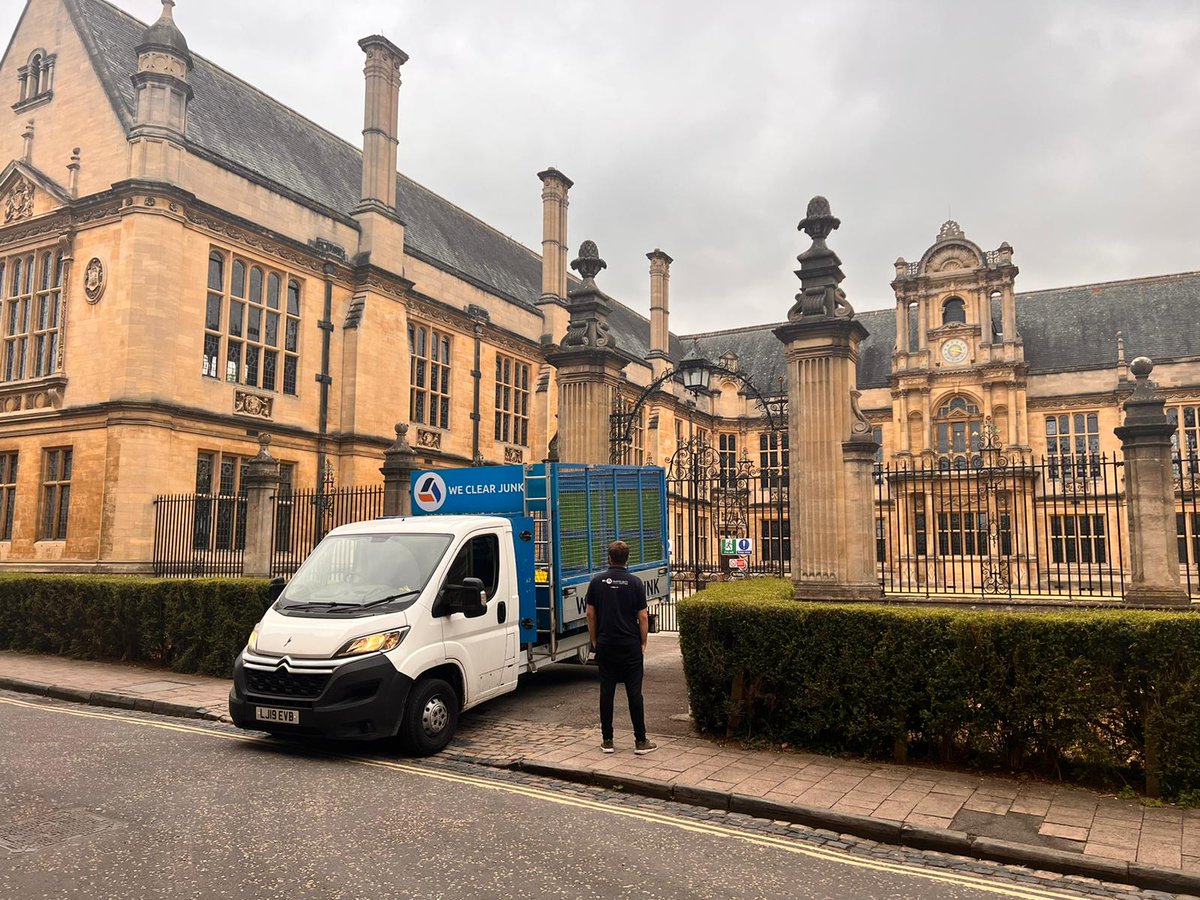 You won’t believe what we found at this magnificent site: The exact same stuff as everywhere else!

Palaces produce the same rubbish as we do. The grandest of buildings can't escape it.

Trash is trash. It all ends up in the same bin lorry. (Cool photo though)😉#recycle