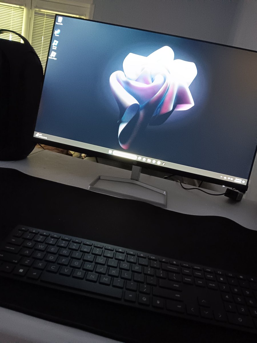 lauriecaleb_'s tweet photo. @_FireMonkey I got a Pc Soo who wants the bundle message me on Twitter if interested #Fortnite #Fortniteleak #FortniteChapter4 #PC #fortnitebundle #bundle #message #FortniteChapter4Season2 https://t.co/DMkq6Z81Je
