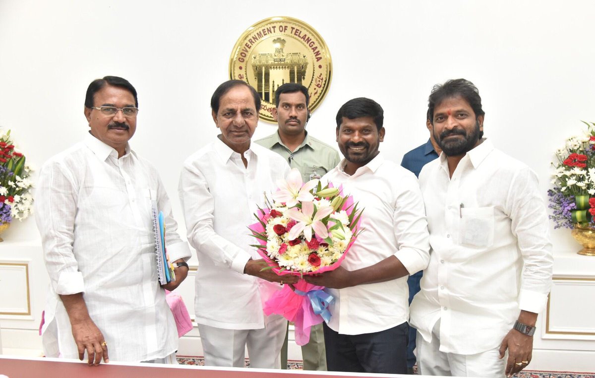 SingireddyBRS's tweet photo. అచ్చంపేట లిఫ్ట్ ఇరిగేషన్ స్కీమ్ ను మంజూరు  చేస్తూ కేబినేట్ లో నిర్ణయం తీసుకున్నందుకుగాను ముఖ్యమంత్రి కేసీఆర్ గారిని కలిసి ధన్యవాదాలు తెలిపిన మంత్రులు @SingireddyBRS గారు , @VSrinivasGoud గారు, ప్రభుత్వ విప్, అచ్చంపేట ఎమ్మెల్యే @GBalarajuTrs గారు https://t.co/IZyjYY28VU