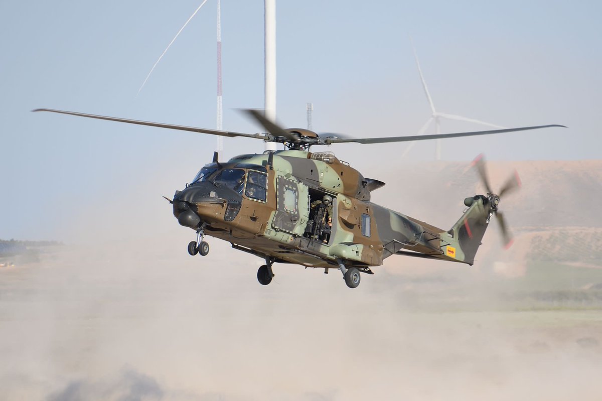 Fotografías de @aviationlelnspain @AvistamientosA de asalto aéreo con los helicópteros de @usarmy @ejercitodetierra durante el ejercicio #SwiftResponse23 #LeónSpotters