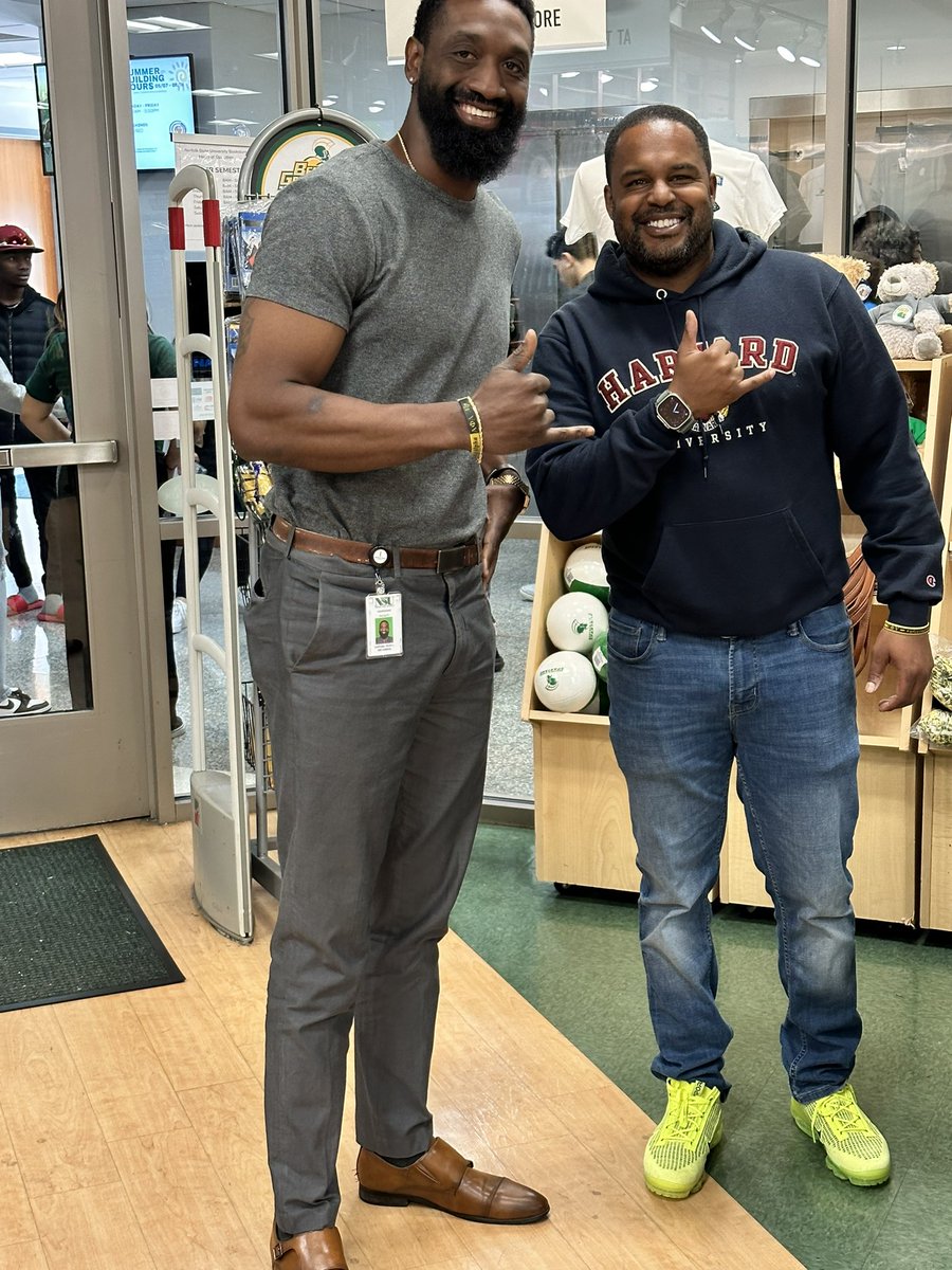 jesserellison's tweet image. Ice cold VCAN scholarship talk with @Norfolkstate for AVID students at @BHSMarlins ❄️🎓
@vbschools 
#GoToHighSchoolGoToCollege 
#ΑΦΑ @apa1906NETwork