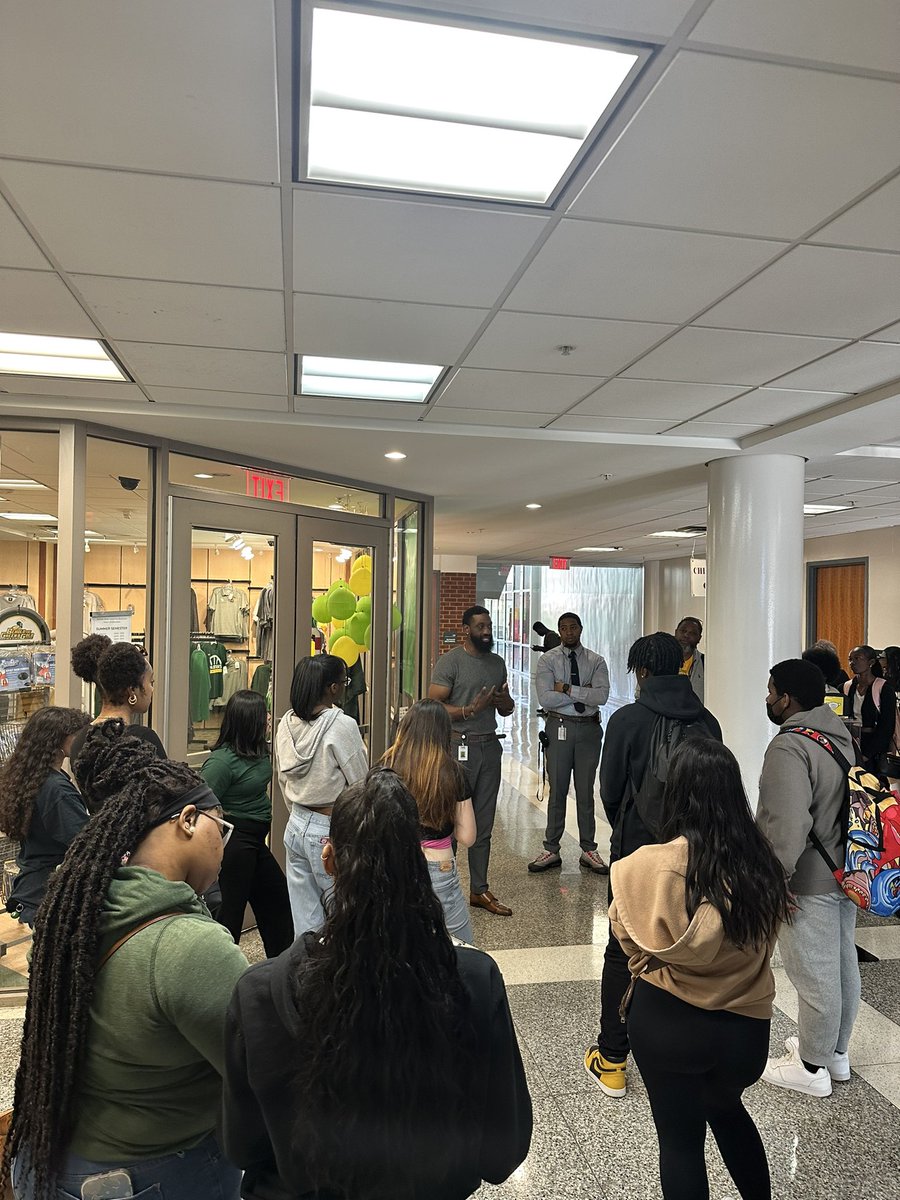 jesserellison's tweet image. Ice cold VCAN scholarship talk with @Norfolkstate for AVID students at @BHSMarlins ❄️🎓
@vbschools 
#GoToHighSchoolGoToCollege 
#ΑΦΑ @apa1906NETwork