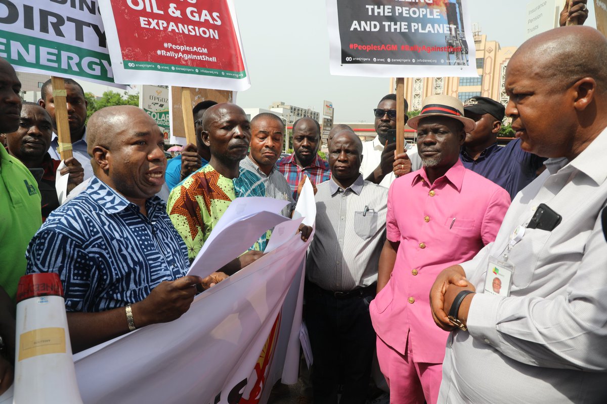 aneejnigeria's tweet photo. #PeoplesAGM #RallyAgainstShell The Co-Chair of the People's AGM platform and Executive Director, Indigenous Centre for Energy and Sustainable Development, ICE-SD, Legborsi Saro Pyagbara read the resolution from the AGM to the representative of NNPC during the rally. @BlackRock https://t.co/C0Kja5sVkC