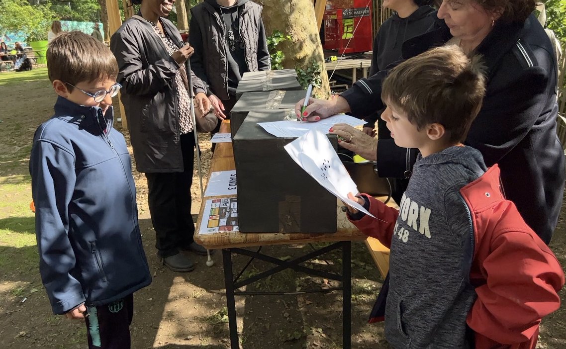 moselle_tv's tweet photo. Grâce à leur journée de sensibilisation aux déficiences visuelle, organisée aux Frigos à #Metz, 6 étudiants de l'@Univ_Lorraine ont récolté 1 300 € au profit de l'association UniversJO.
➡️ Reportage à découvrir ce soir, dans #MoselleInfo https://t.co/VZJHvxpxSA