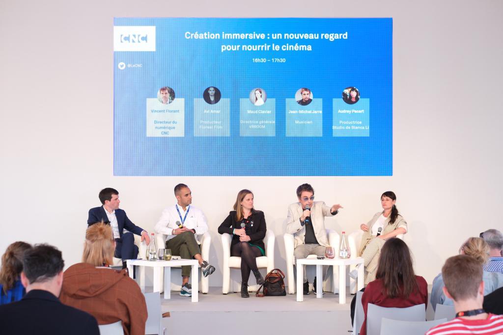 LeCNC's tweet photo. #Cannes2023 « Création immersive : un nouveau regard pour nourrir le cinéma »
Avec :
🔹@AviAmar, Floréal Films
🔹Maud Clavier, @VRROOM_world
🔹@jeanmicheljarre, président de la commission création immersive du CNC
🔹Audrey Pacart, Studio @BlancaLiOficial 
🔹@vincentflorant, CNC https://t.co/4xzhvOpp0z