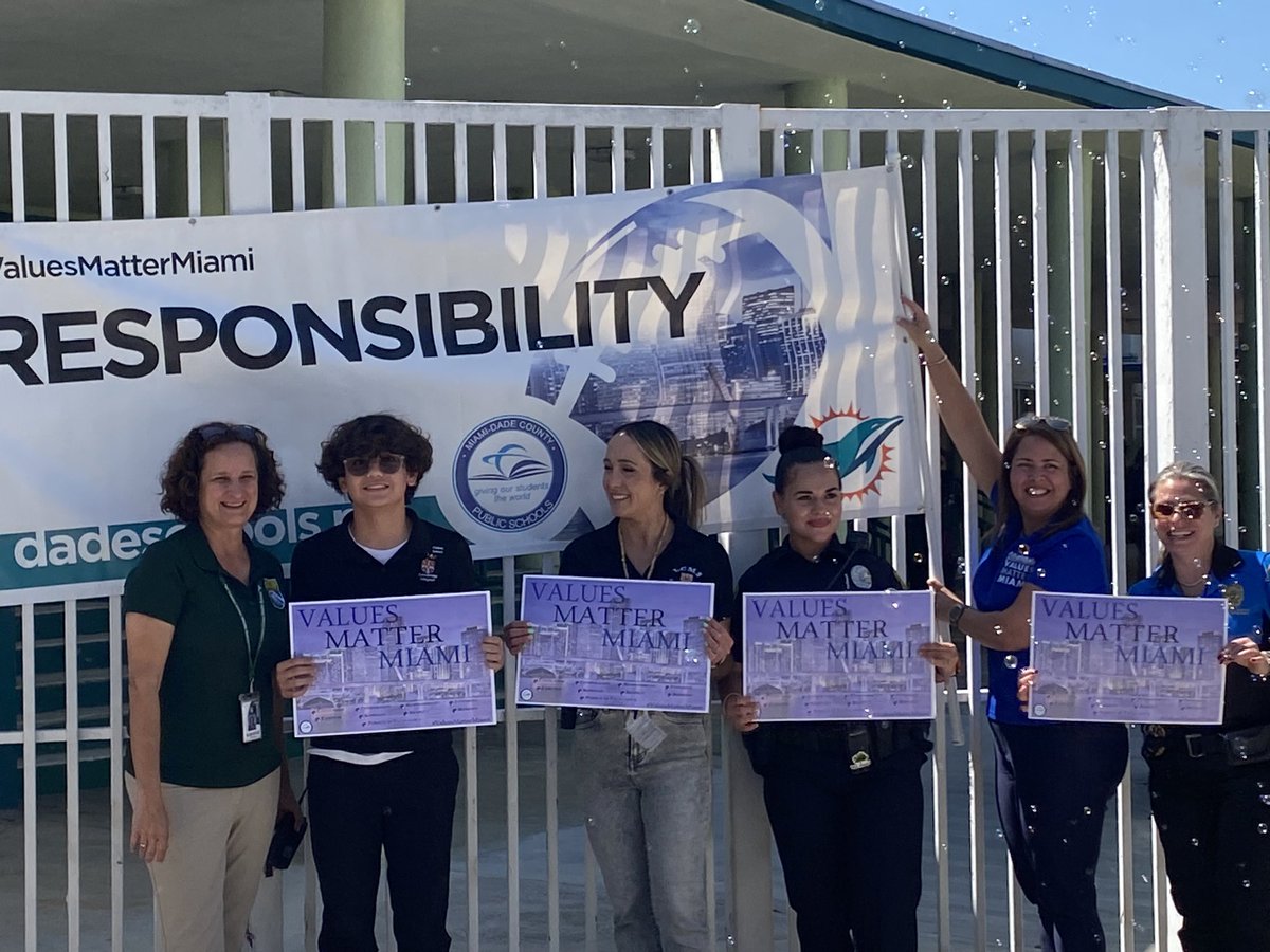 StdtSvcsMDCPS's tweet photo. Congratulations to Edgar Gutierrez from @LawtonChilesMS! Edgar is the 2023 #ValuesMatterMiami Responsibility Secondary Student of the Year! @SuptDotres @LDIAZ_CAO @AlayonSally @MDCPSNorth https://t.co/C3dRhoQcUj