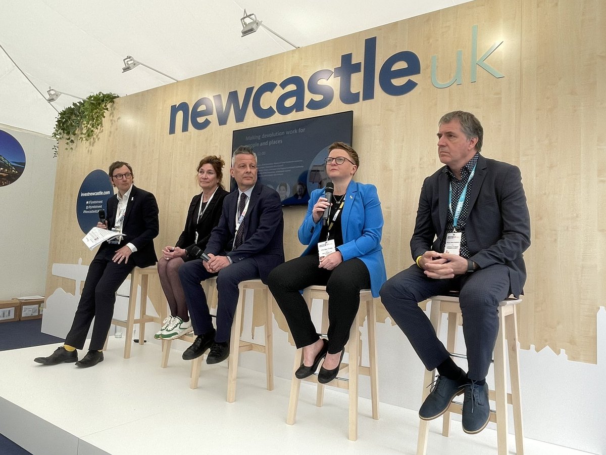“Sometimes you have to do things before other people join the queue” - <a href="/bevcraig/">Bev Craig</a> kicked us off with why #cities must continually innovate and how greater #devolution will help city regions across the country celebrate each other instead of competing for funding.