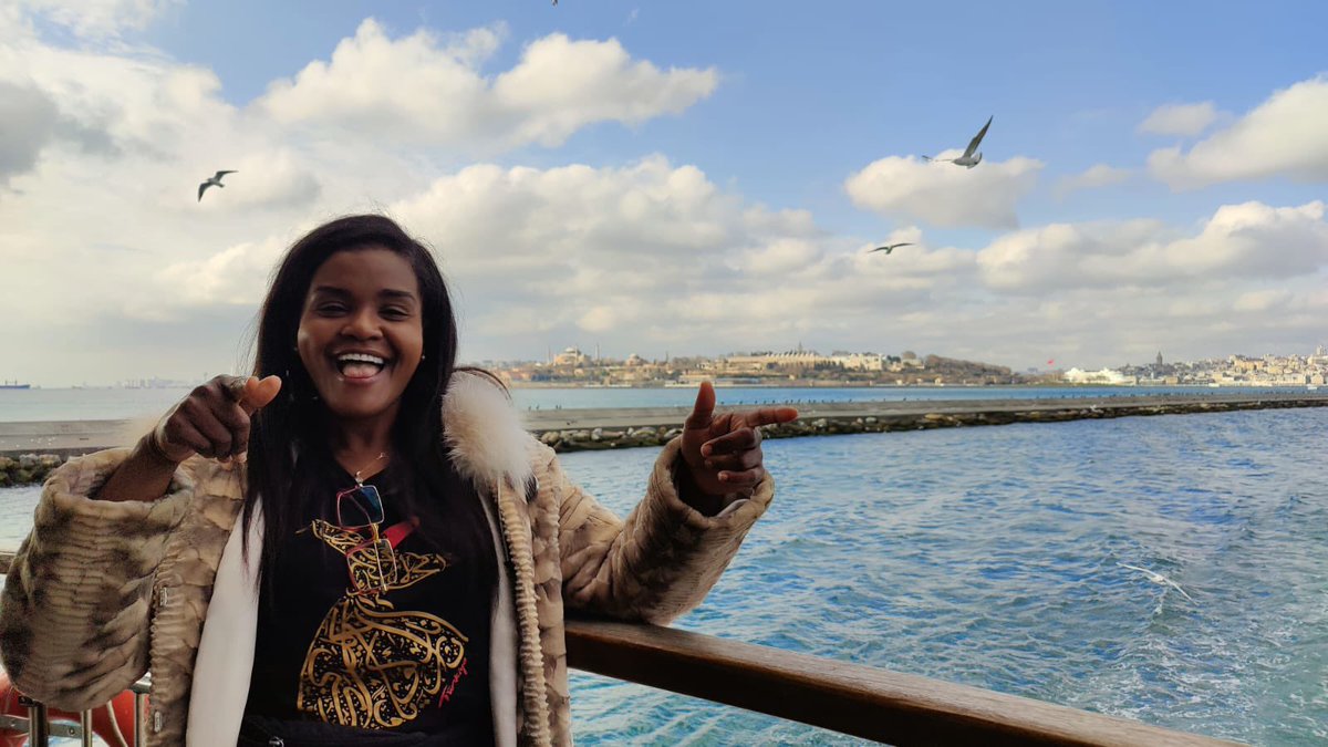 CJhingory's tweet image. #MadeInDC girl - From the Potomac River 🇺🇸 to the Bosphorus 🇹🇷

Loved that everyday, I could go from
being in Europe to Asia in like 12 minutes.

The cafes and restaurants in Kadıköy are so yum too💜

🧥Is from Miller’s Furs, Chevy Chase💁🏽‍♀️