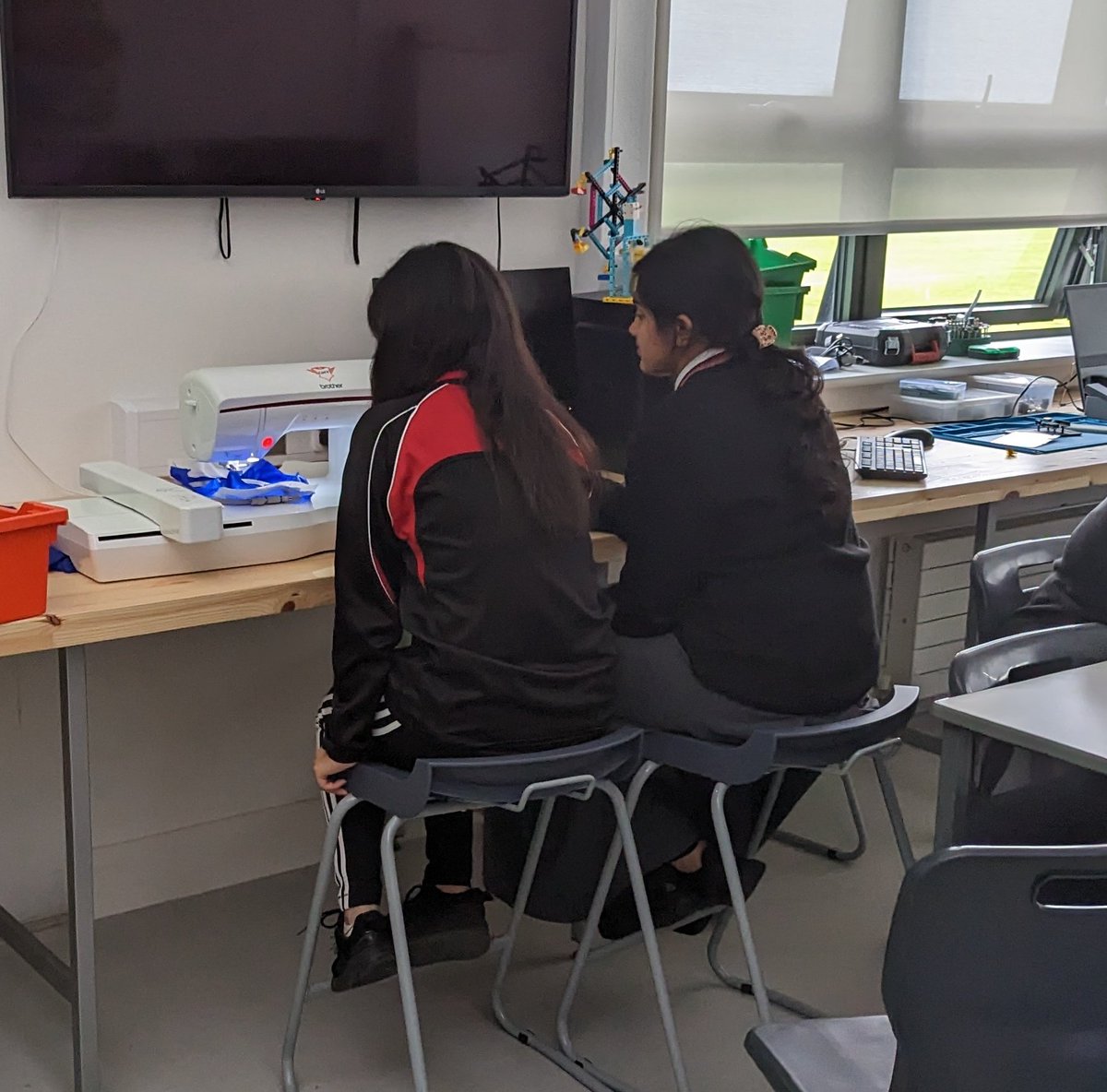 colaistecs's tweet photo. Great to see the hive of activity that is the #STEM lab. Students working on some custom embroidery, @CanSatIreland testing and unwinding with some @LogitechG eSports. The STEM lab has got it all 💪💪🧵🧵🎮🎮🛰️🛰️ https://t.co/EBWQteNHjH