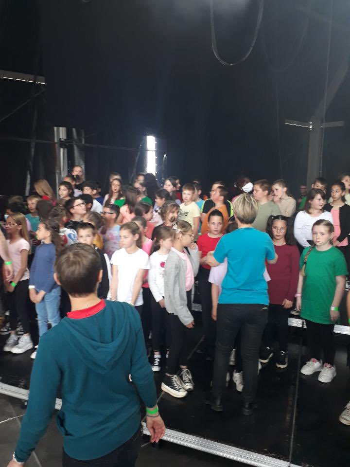 Nicolas Tribout (@nicolastribout) on Twitter photo Les élèves de CM des écoles M. Lévy, E. Bour, Chargey stars de la soirée pour l'ouverture des Rolling Saône ! Une année de prépa avec l’équipe de la cité de la voix et l'école de Musique. Une collab extraordinaire pour un spectacle éblouissant ! Bravo et félicitations ! <a href="/DSDEN70/">DSDEN de la Haute-Saône</a> Les élèves de CM des écoles M. Lévy, E. Bour, Chargey stars de la soirée pour l'ouverture des Rolling Saône ! Une année de prépa avec l’équipe de la cité de la voix et l'école de Musique. Une collab extraordinaire pour un spectacle éblouissant ! Bravo et félicitations ! <a href="/DSDEN70/">DSDEN de la Haute-Saône</a>