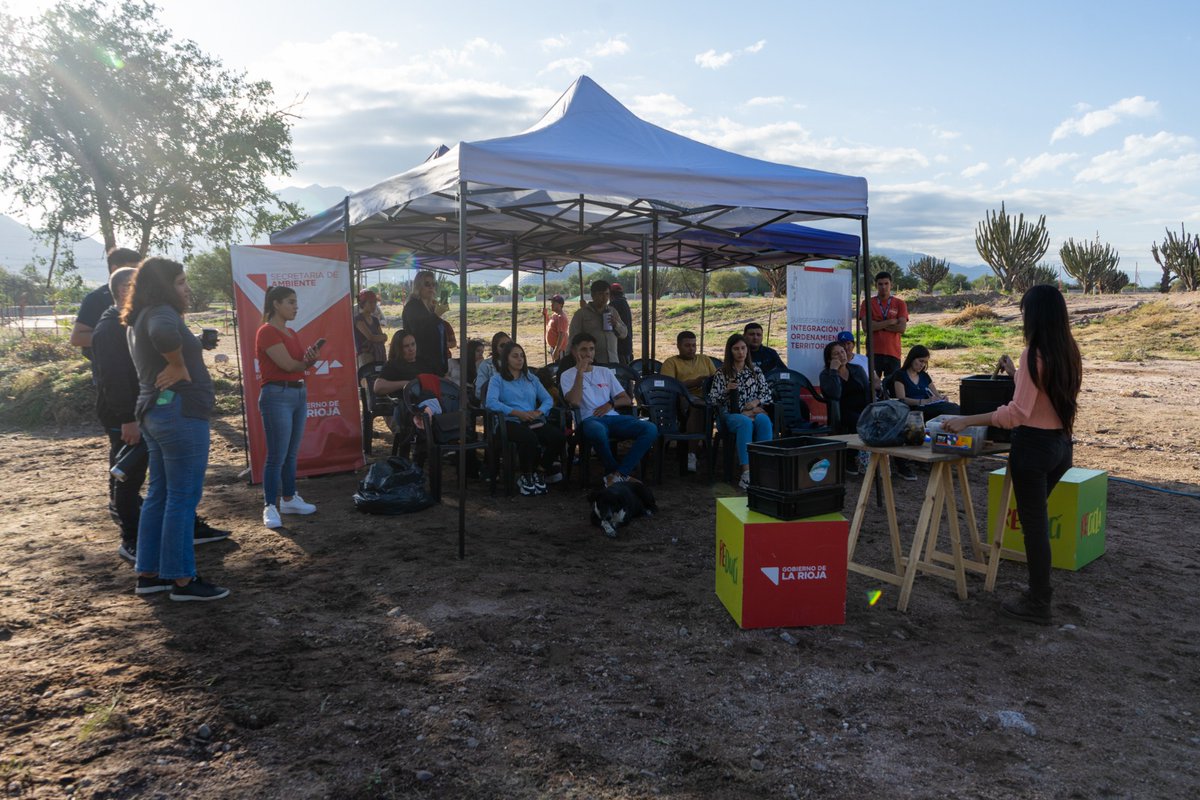 IRSLaRioja's tweet image. 🧑‍🌾👩‍🌾👨‍🌾En el marco del Día Mundial del #Reciclaje en conjunto con @ambientelarioja y @subsecredeenlace llevamos a cabo en el Parque Lineal #LasTalas, una charla interactiva sobre compostaje, proceso de armado y el lanzamiento de una #Compostera Comunitaria. 
🌽🍎🍂 ♻️